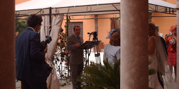 Lorenzo oficiando boda