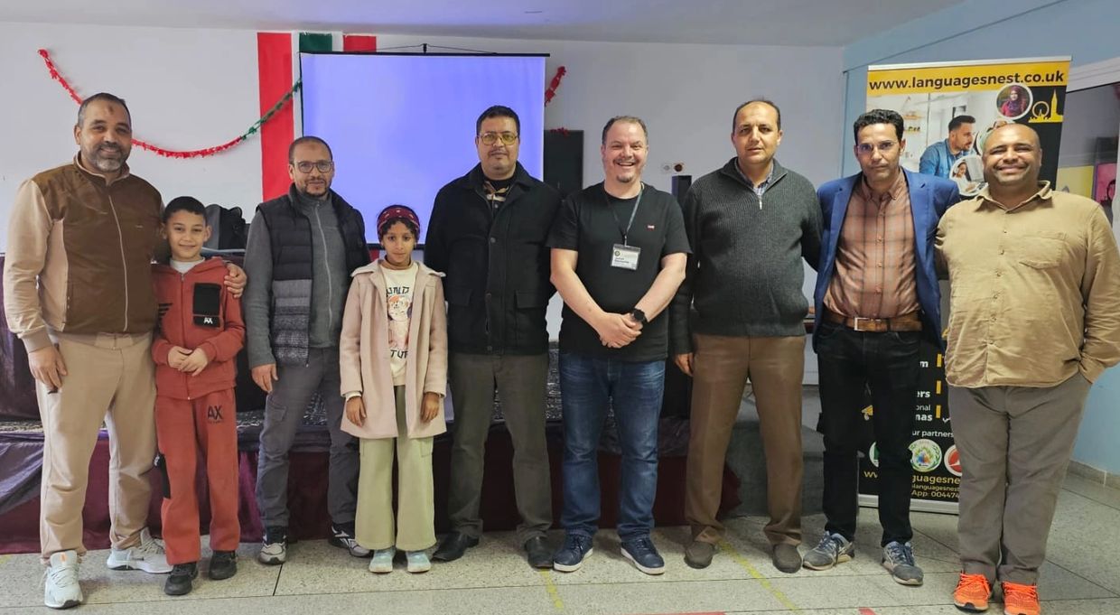 Groupe de personnes posant pour une photo lors d'un événement.