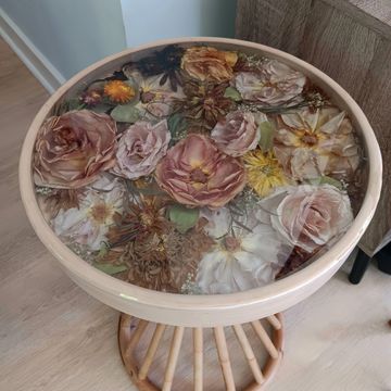 Floral preservation table. Wedding bouquet in resin table.