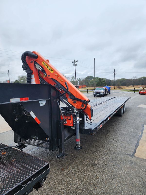 30' trailer with palfinger crane