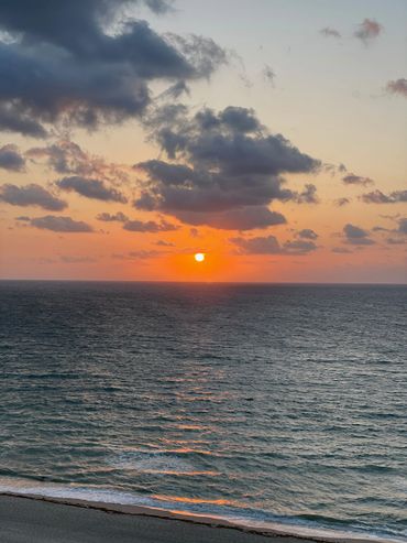 Sunrise ower the ocean in clouds