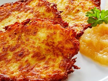 Potato pancakes, galette de patates rosti, polish food, cuisine polonaise, traiteur, catering latkes