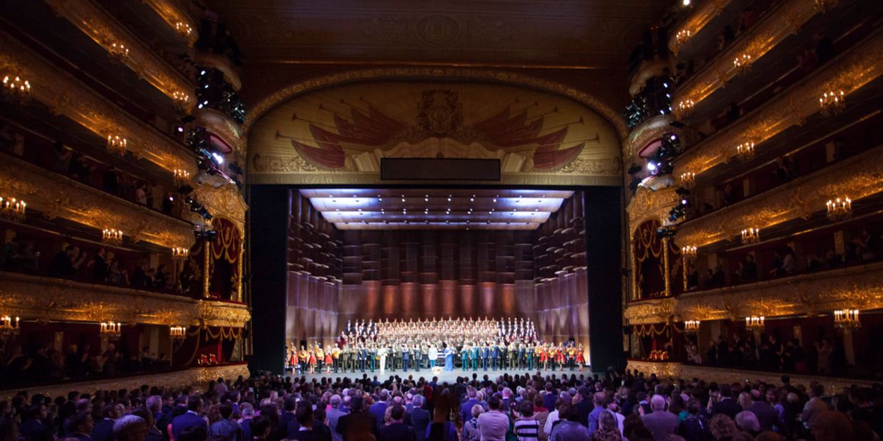 Les Chœurs de l'Armée Rouge sur la scène du Théâtre du Bolchoï.