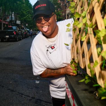TEE SANDERS SMILING