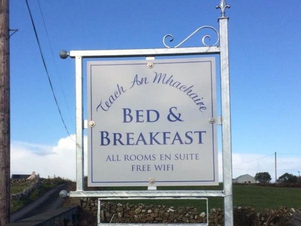 Teach An Mhachaire Bed and Breakfast sign