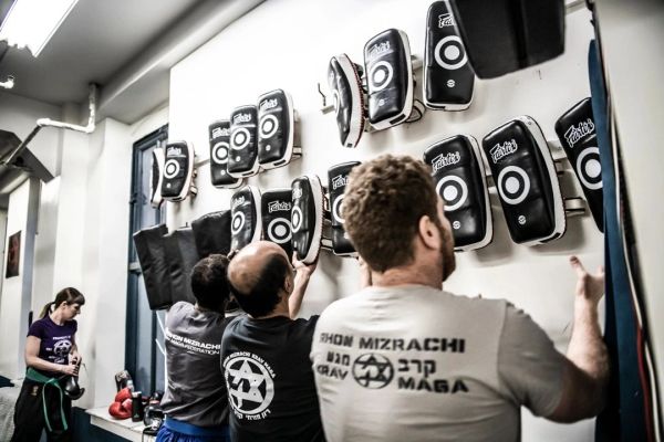 People training with focus pads in a Krav Maga class.