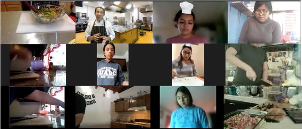 Estudiantes de la Escuela de Ciencias de la Salud Ensenada UABC cocinando en Medicina Culinaria