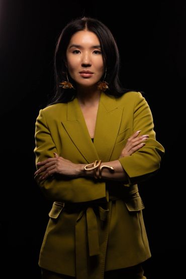 Confident woman in olive green blazer with gold jewelry.NYC Headshot & Branding Photographer | Taisha Marie Photos