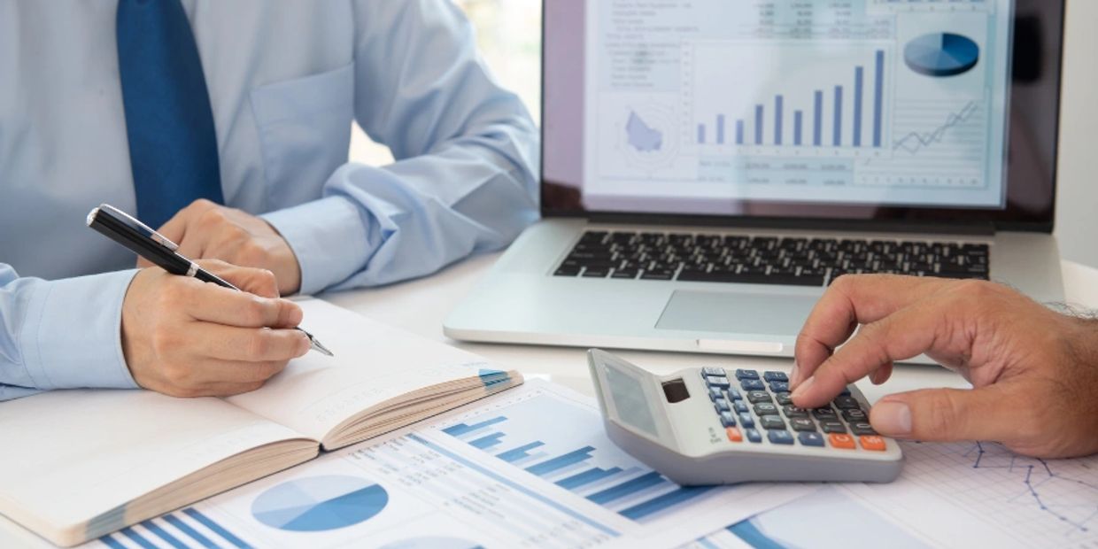 Services comptables : gestion des comptes clients, fournisseurs et préparation des déclarations.