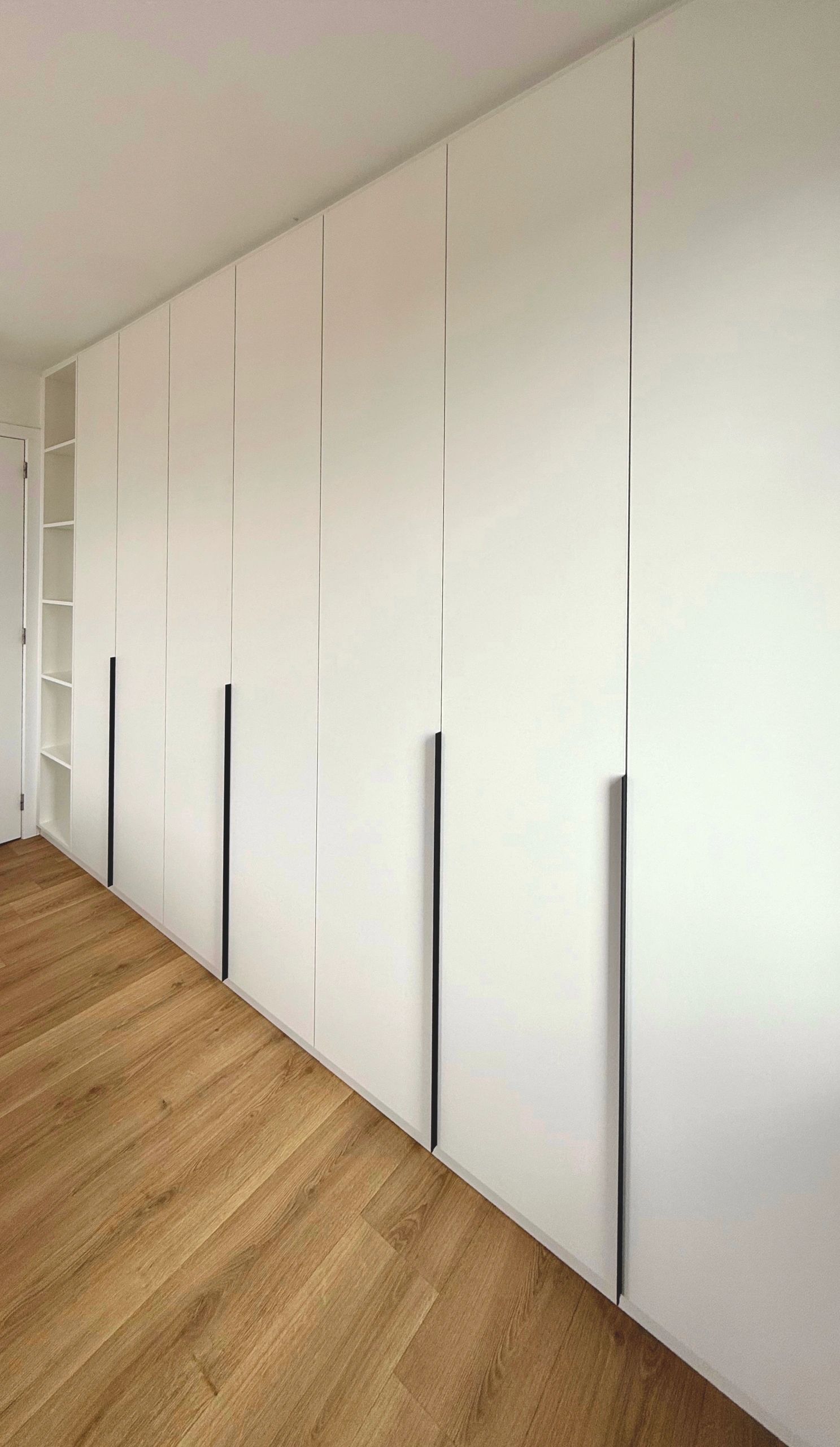 Slaapkamerkast op maat - Boechout
Strakke lijnen, functioneel design, een kastenwand op maat.