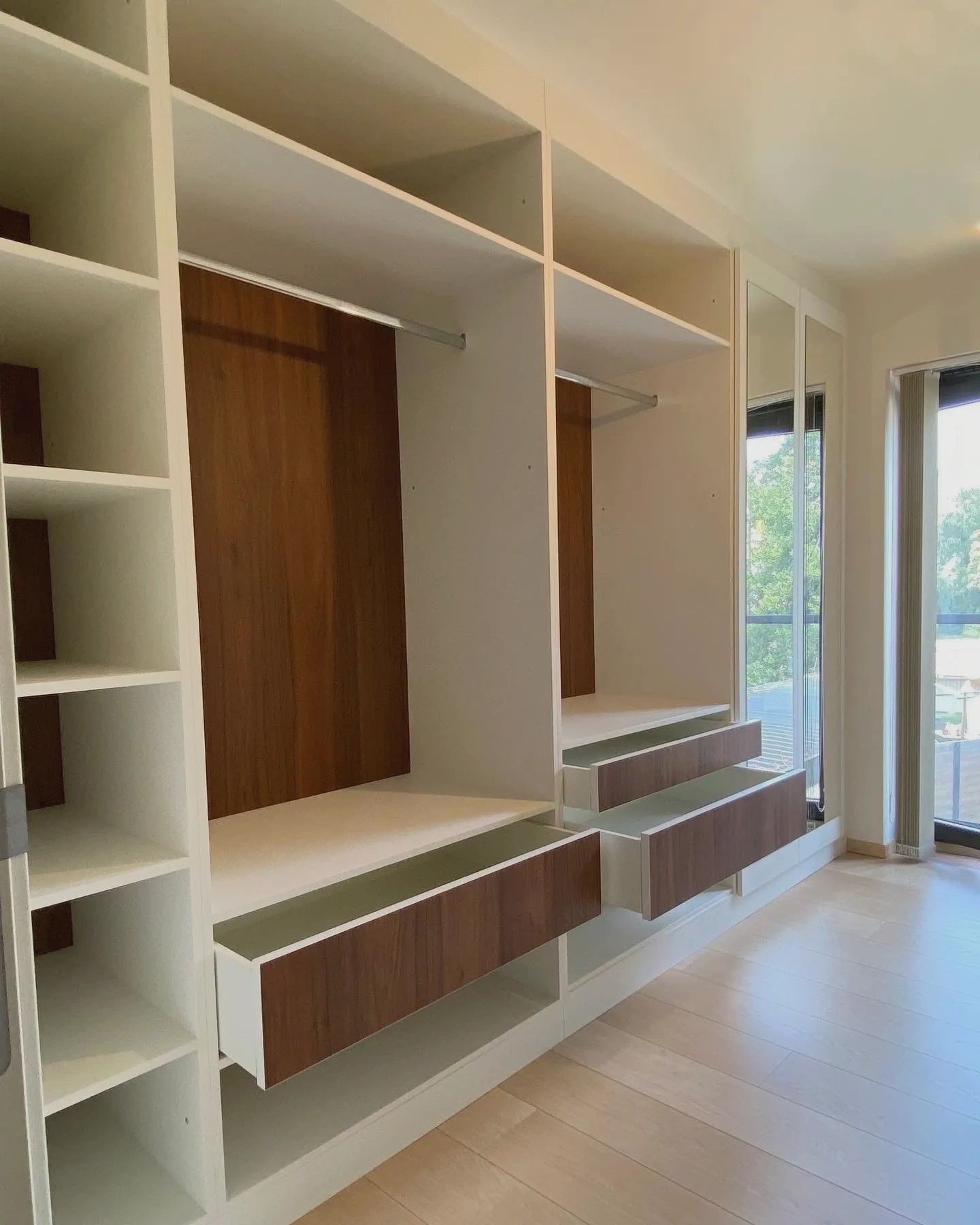 Dressing op maat – Mechelen
Strak maatwerk met accenten in walnoot, dat warmte en elegantie toevoegt.