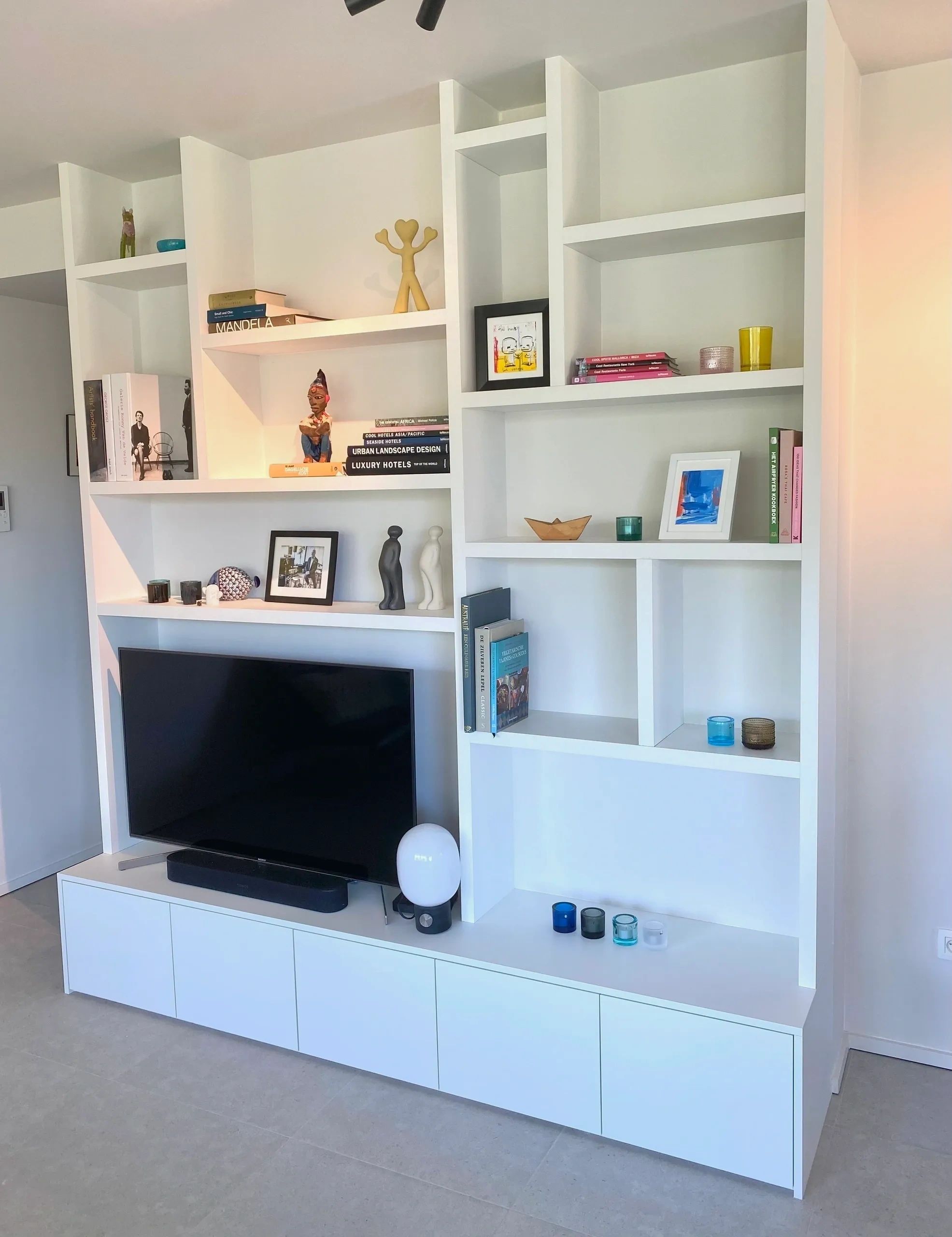 Tv-meubel op maat – Boechout
Speels ontwerp met vakverdeling en asymmetrische accenten.