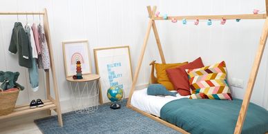 Habitación infantil con camita tipi de madera, estilo montessori