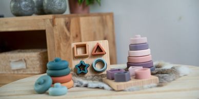 Juguetes de madera, mordedores, formas geométricas... juguetes didácticos, sonajeros y mordedores