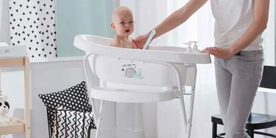 Bañera thermobath de bebejou con soporte para bebés . Bañerita blanca con dosificadores de jabón