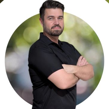 Man with crossed arms in front of a blurred nature background and circular white design.