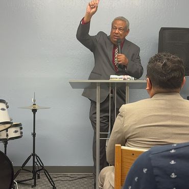 Pastor Jose Troche predicando el Viernes April 19