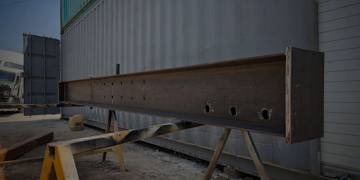 Viga de acero en soporte de construcción.