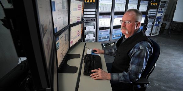 Agent de centre d'appel regardant des moniteurs