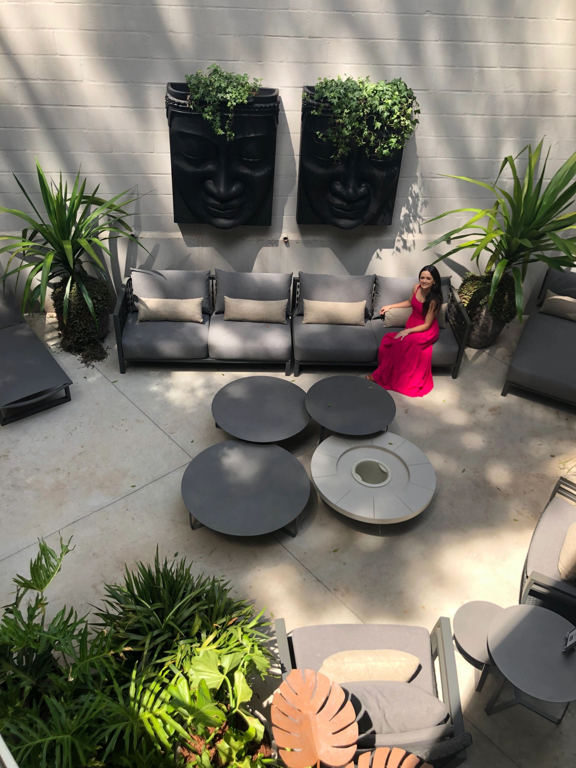 Area de lazer externa com paisagismo em vasos!