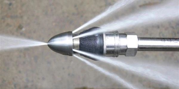 Nettoyage de drain français à haute pression d'eau.
