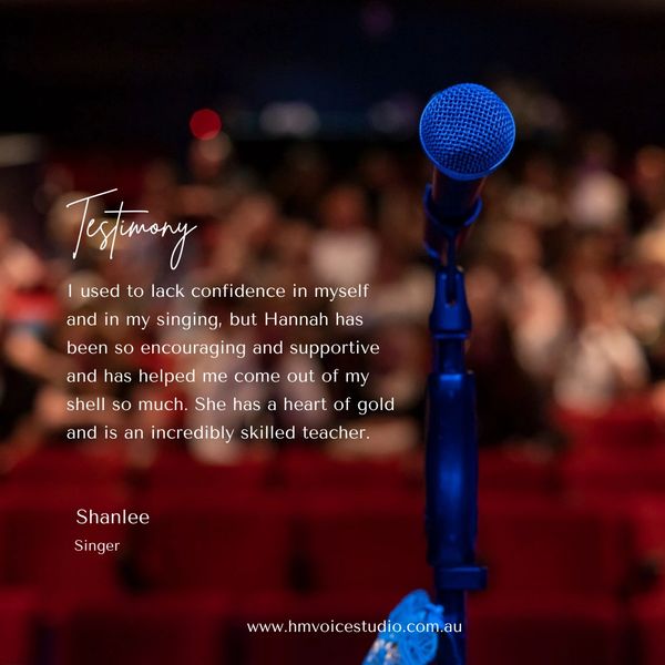 Blue microphone in focus with blurred audience, featuring a singing confidence testimonial.