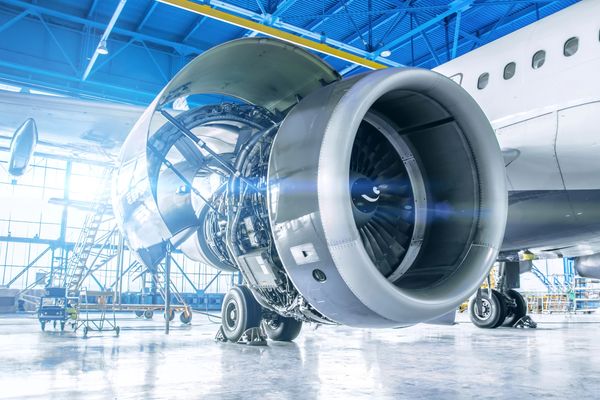 Aircraft engine maintenance in a hangar