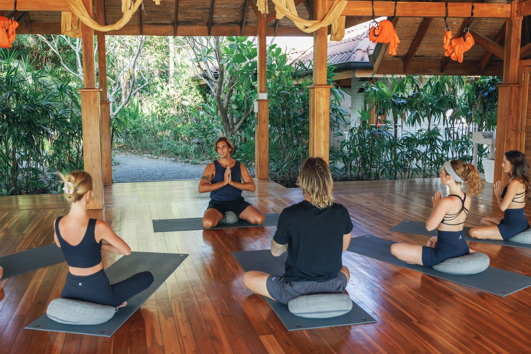 Clase de formación para terapeutas holísticos con un maestro instructor y varios estudiantes.