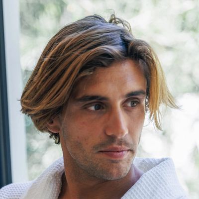 Fundador de Sanando Juntos, experto en sanación energética online y terapias holísticas.