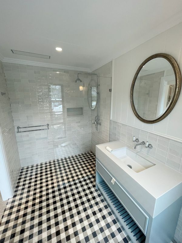 Frameless shower screen