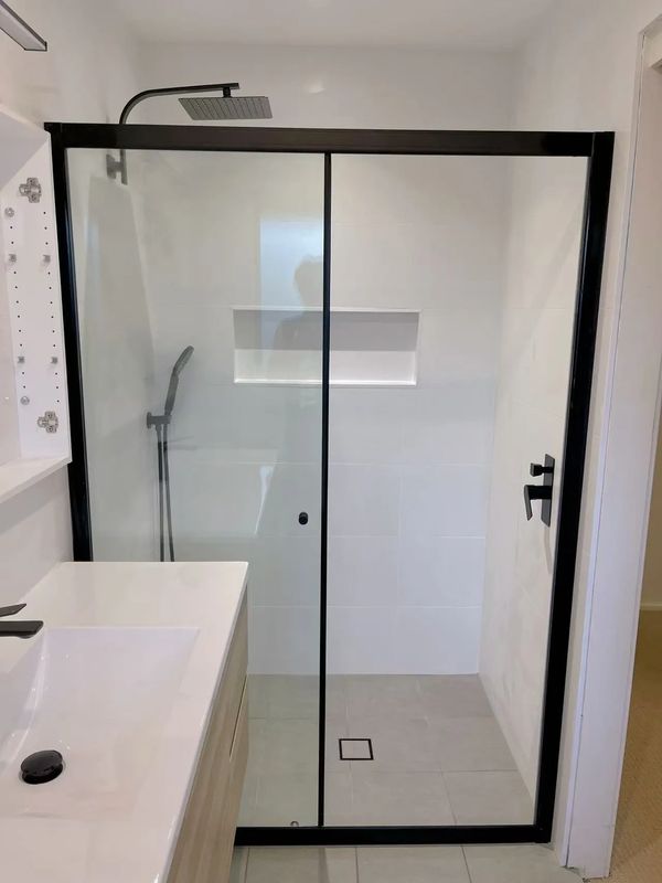 Semi frameless shower screen