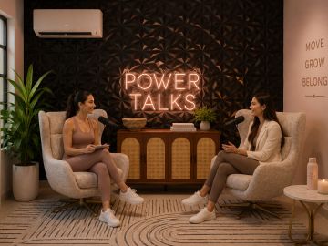 Dos mujeres conversando en un estudio moderno de podcast.