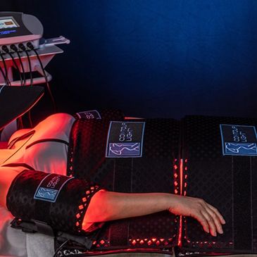 female receiving red light body contouring therapy