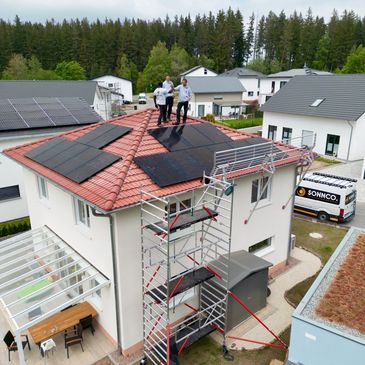 Das Sonnco Team hat erfolgreich die Photovoltaik Anlage auf dem Dach installiert. 