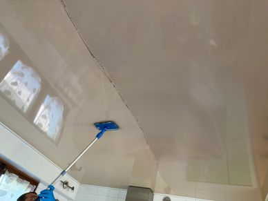 Nettoyage Plafond Tendu Brillant
Qu’est-ce qui salit un plafond tendu, fumée, graisse, insectes