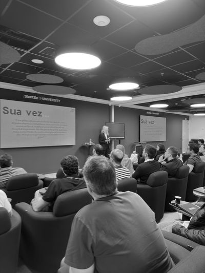 Uma palestra sobre neurociência e engajamento de times em uma escola de negócios