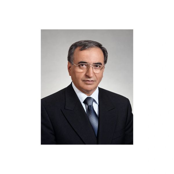 Ciddi ifadeli takım elbiseli adam portresi.
