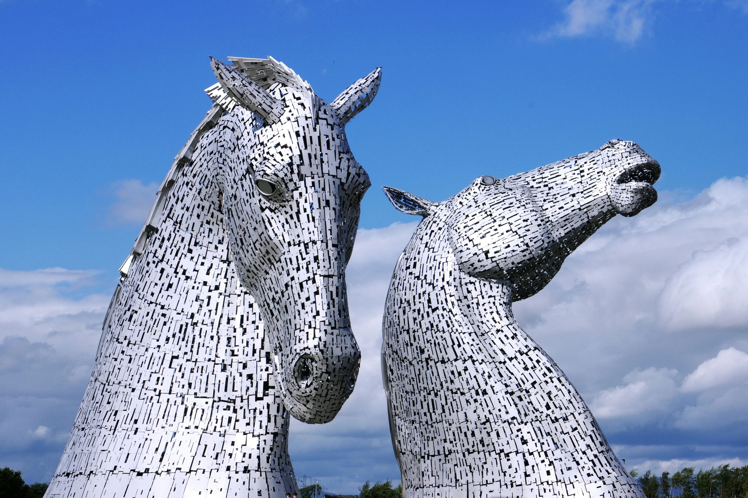 Kelpies. Metal horse heads. Photo by Walter Frehner on https://unsplash.com