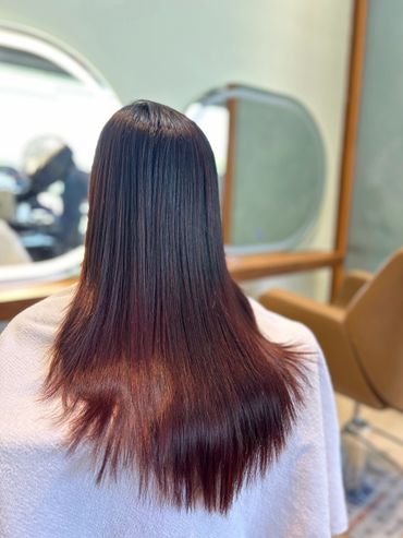 Transform your look with vibrant, long-lasting hair color at Headlines Luxury Salon – where expert