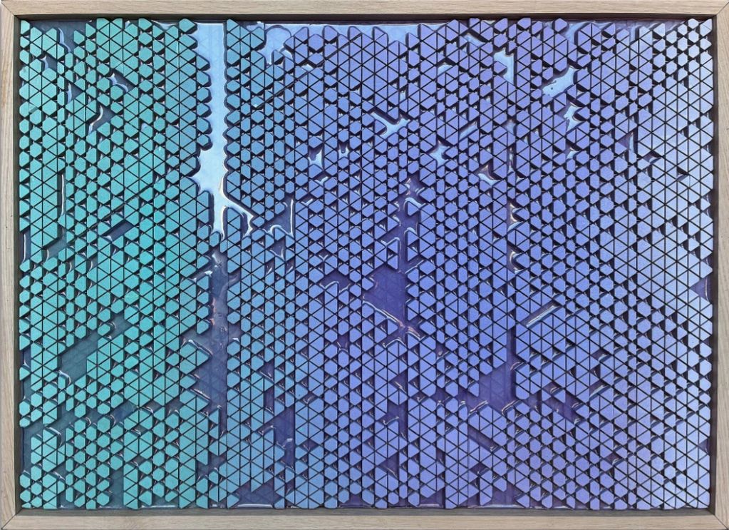 Abstract geometrisch patroon in blauwe en paarse tinten in houten lijst.