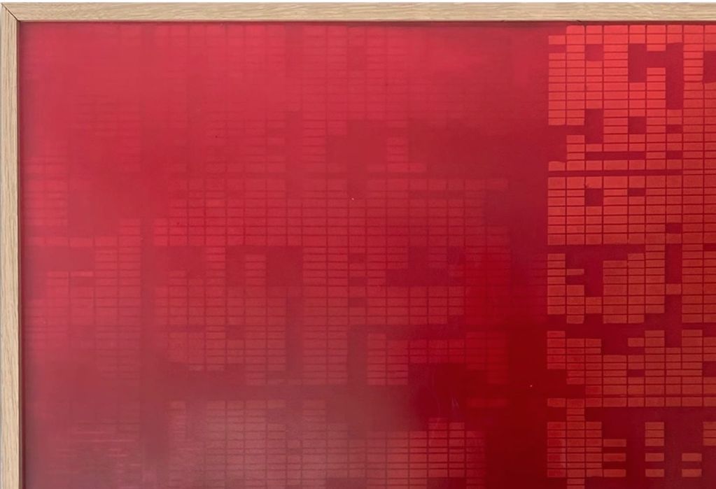 Rood abstract kunstwerk met blokachtige patronen.
