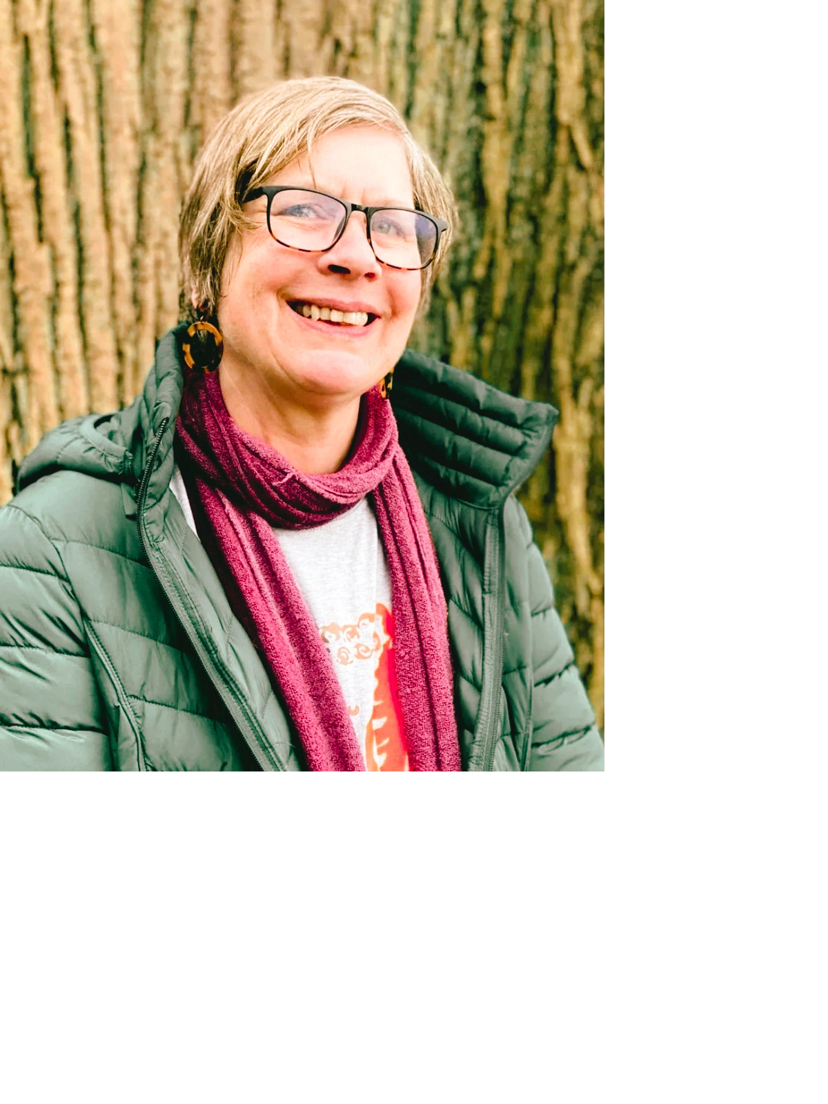 Counsellor in nature, in front of tree