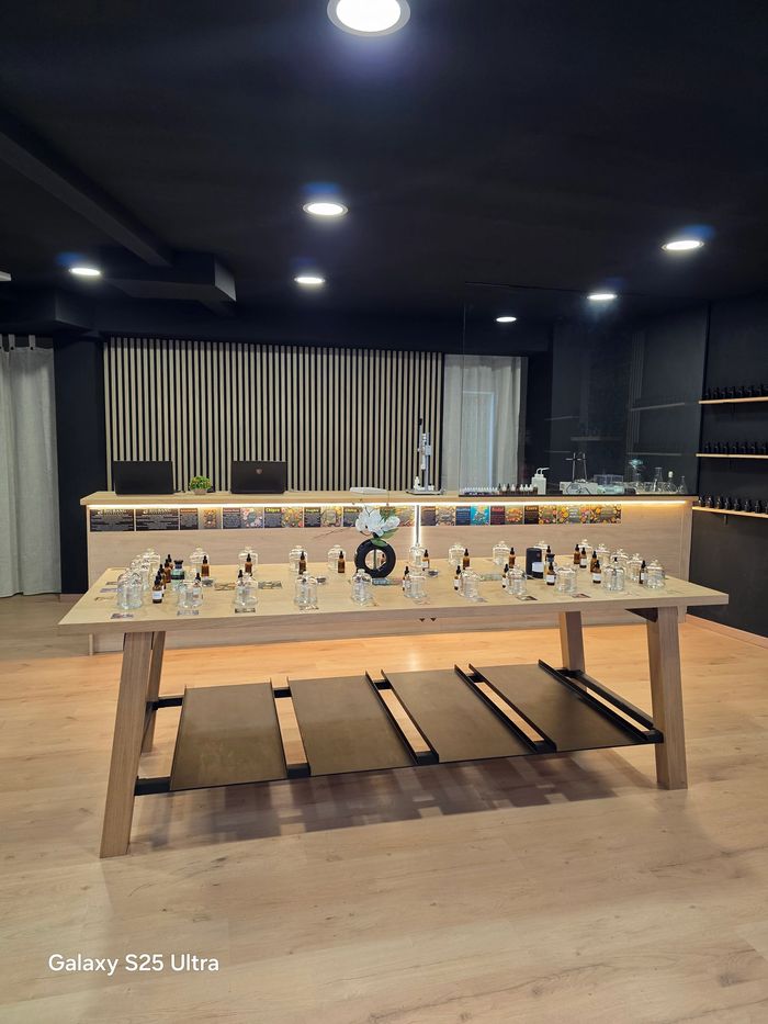 Perfumería artesanal de autor
Fragancias únicas, creadas con alma
Descubrí el arte de oler distinto.
