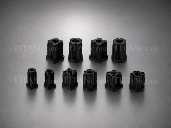排列整齐的黑色塑料零件。