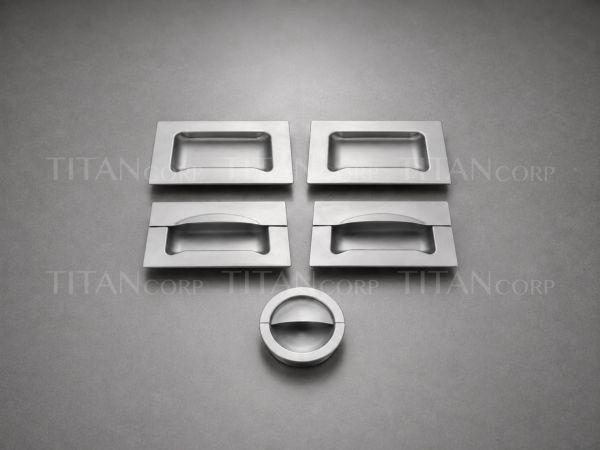 五个现代设计的金属把手。