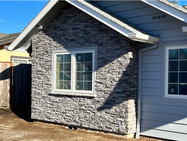 Manufactured Stone: Eldorado Stacked Stone in silver lining.