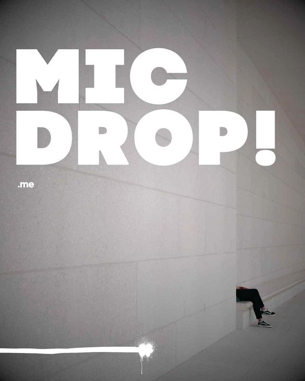 Mic drop! .me - weiße Wand und  jemand sitz weiter hinten, man sieht nur seine Vans