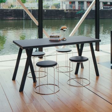 Ein wunderschönes Business- & Workshopboat namens .me! Hier sieht man die tollen Designer-Möbel.