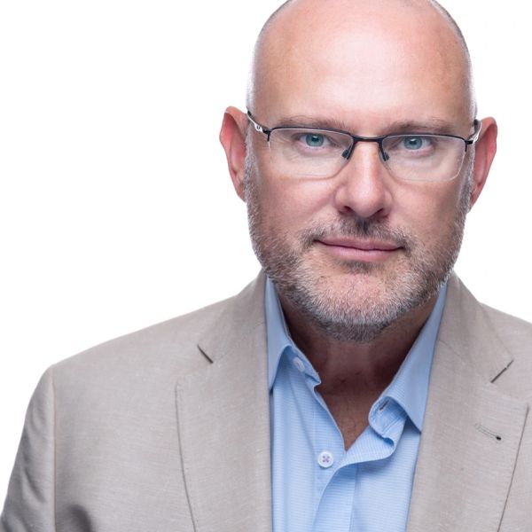 Portrait of a middle-aged man with glasses and a beard.