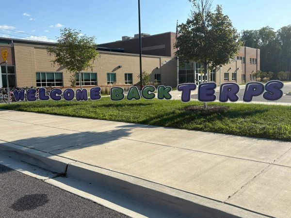 Welcome back Terps sign on lawn outside building.